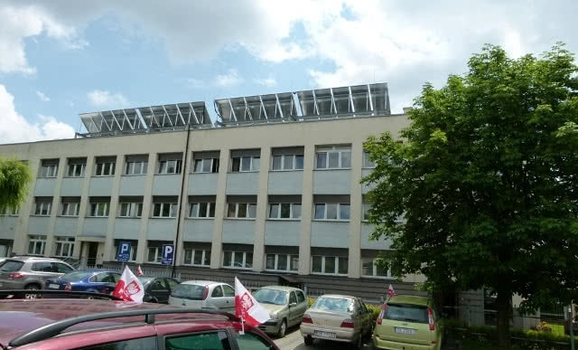 Kolektory słoneczne podgrzewają wodę w budynku wodociągów